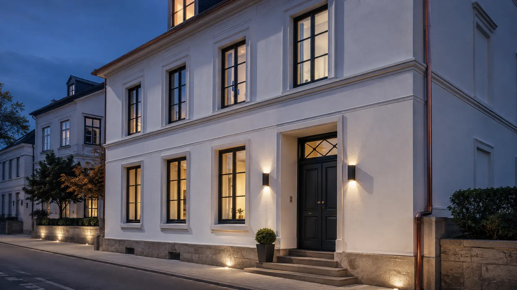 Renovierte Hausfassade am Abend